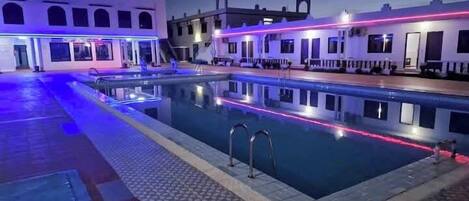 Piscine couverte, piscine extérieure (ouverte en saison)