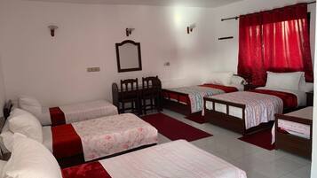 Kamar Triple, Beberapa Tempat Tidur, pemandangan kolam renang