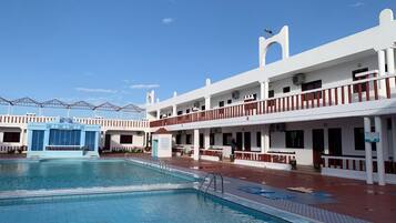 Kolam renang indoor dan kolam renang outdoor musiman