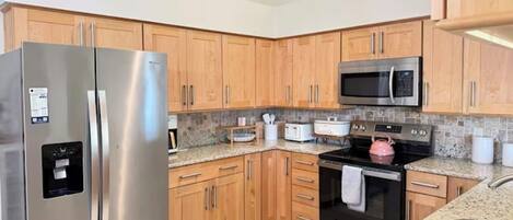 Refrigerador, microondas, horno y parrilla de estufa