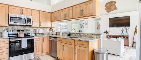 Køleskab, mikrobølgeovn, ovn, kogeplade