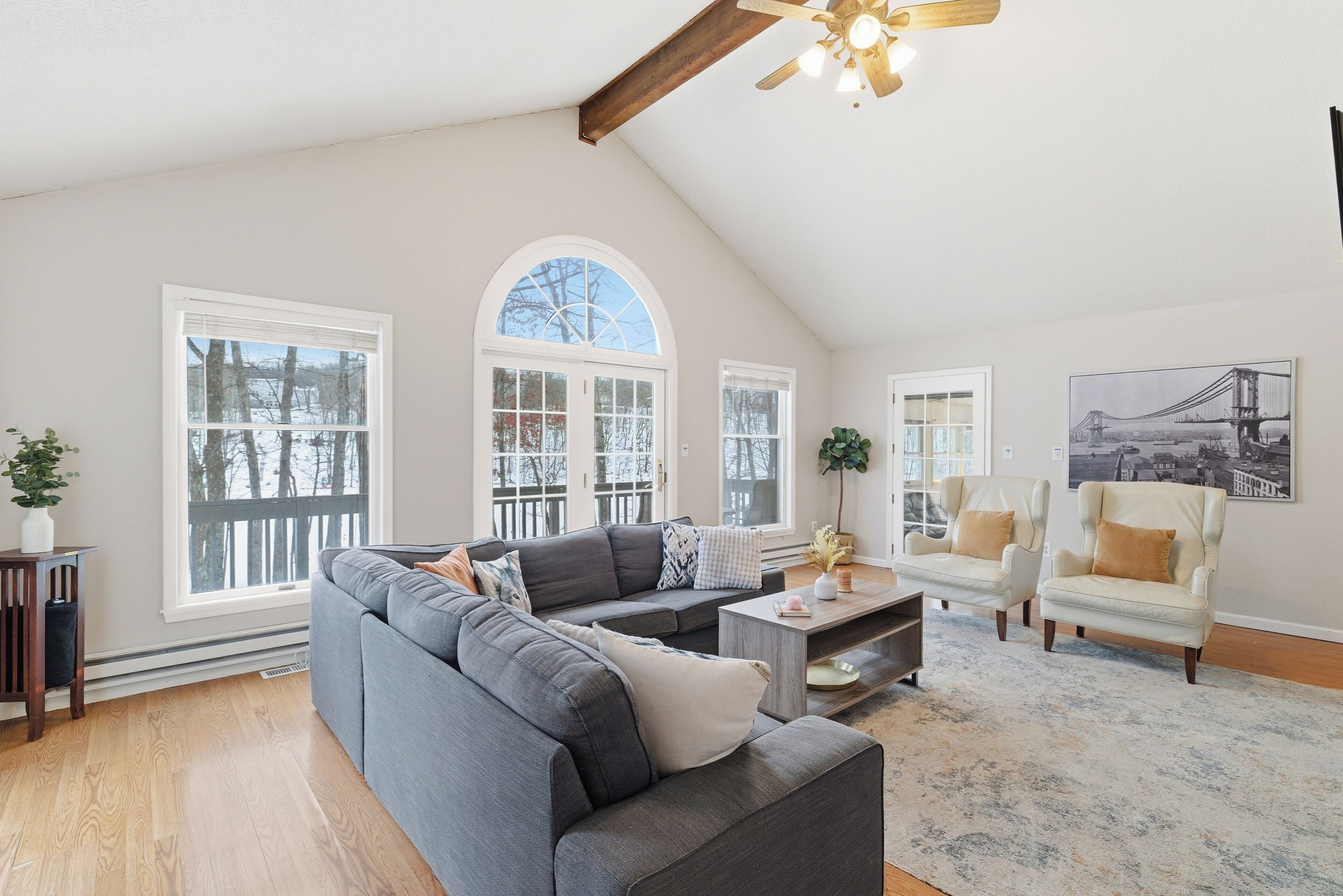 Een smart-tv, videogames, tafelvoetbal en een tafeltennistafel