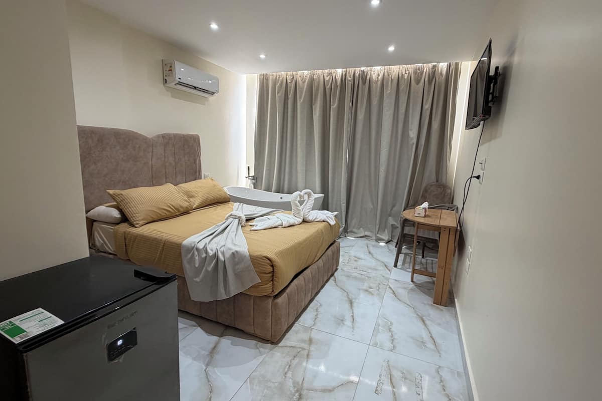 Deluxe-Doppelzimmer, Balkon, Stadtblick | Hochwertige Bettwaren, Betten mit Memory-Foam-Matratzen