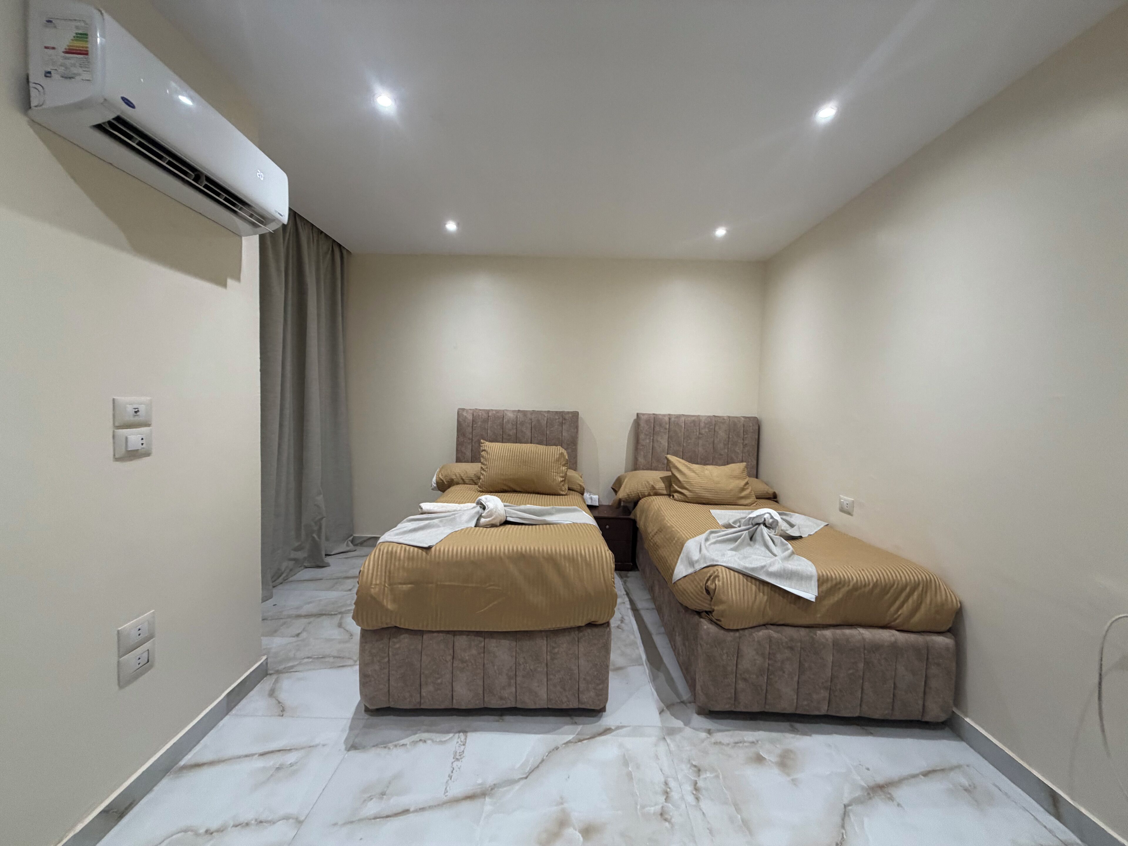 Luxe beddengoed, bedden met traagschuimmatrassen, gratis wifi