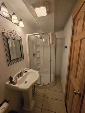 Douche, serviettes fournies, savon, papier toilette