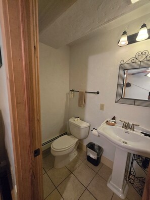 Douche, serviettes fournies, savon, papier toilette