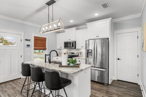 Fridge, microwave, oven, stovetop - Chalet Côtier: Pet Friendly, West-End Beach Escape (Panama City Beach)
