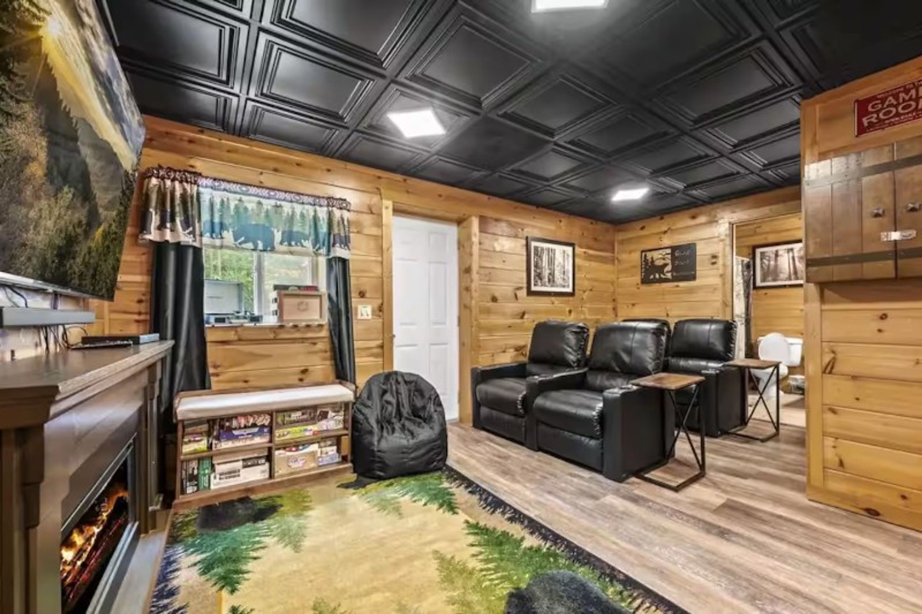 Une pièce chaleureuse avec une cheminée, des fauteuils en cuir et un tapis.