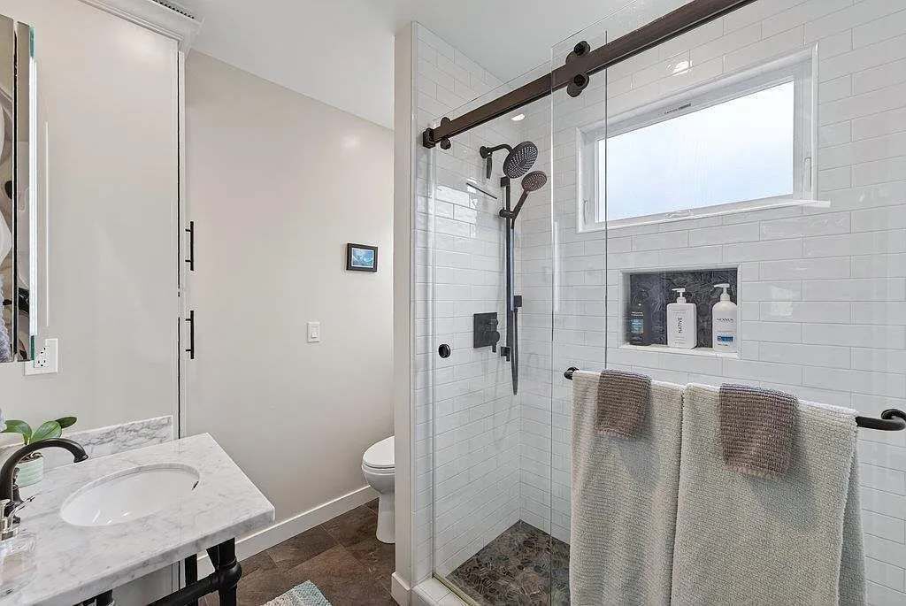 Shower, hair dryer, towels, shampoo