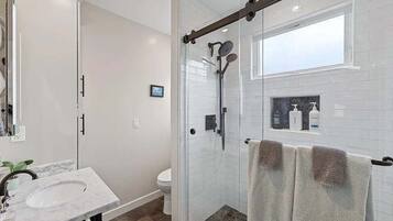 Shower, hair dryer, towels, shampoo