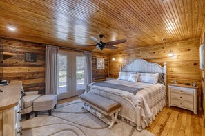 3 bedrooms, desk, WiFi, bed sheets