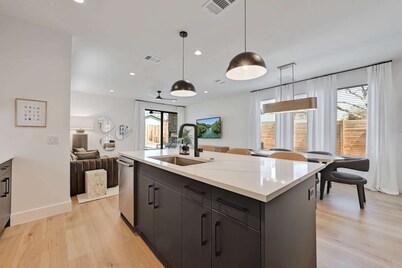 East Austin 5BR w Private Pool, Rooftop & Views!