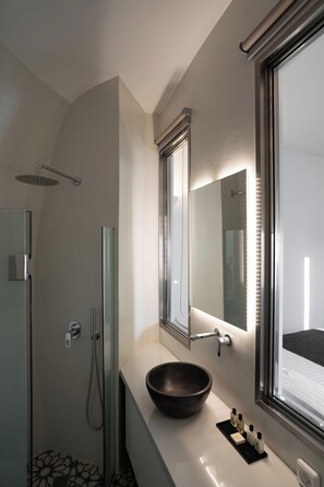 Shower, jetted bath, eco-friendly toiletries, hair dryer - ORANA Residence Santorini (Thira - Santorini)