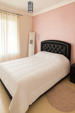 Room - Economy apartment near train station (Bouznika)