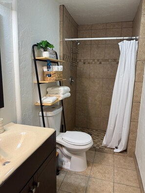 Shower, hair dryer, towels, soap - Modern Private Mercado San Agustin Apartment, Prime Location & Easy Parking (Tucson)