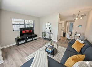 Smart TV, books - Sleek 2BR near Disney, Universal Stu & Downtown/ORMC (Orlando)