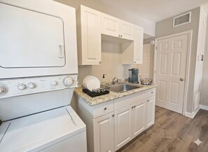 Fridge, microwave, oven, stovetop - Sleek 2BR near Disney, Universal Stu & Downtown/ORMC (Orlando)