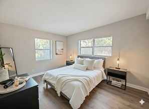 Desk, free WiFi, bed sheets, wheelchair access - Sleek 2BR near Disney, Universal Stu & Downtown/ORMC (Orlando)