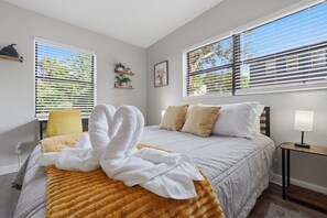 Escritorio, wifi gratis, ropa de cama