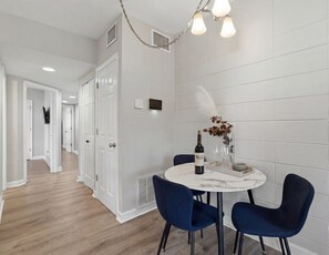 Dining - Modern SODO 2BR|15min to SODO Disney & Universal (Orlando)