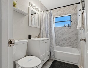 Bathroom - Modern SODO 2BR|15min to SODO Disney & Universal (Orlando)