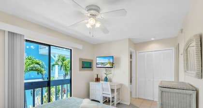 Beachcomber. Hot tub swim spa and a 3 min walk to the beach