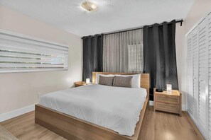 3 habitaciones, escritorio y tabla de planchar con plancha 