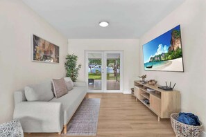 TV, offices - Tropical Park Oasis | Peaceful Miami Home 3/2 (Miami)