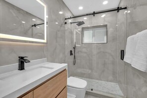 Shower, hair dryer, towels, shampoo - Tropical Park Oasis | Peaceful Miami Home 3/2 (Miami)