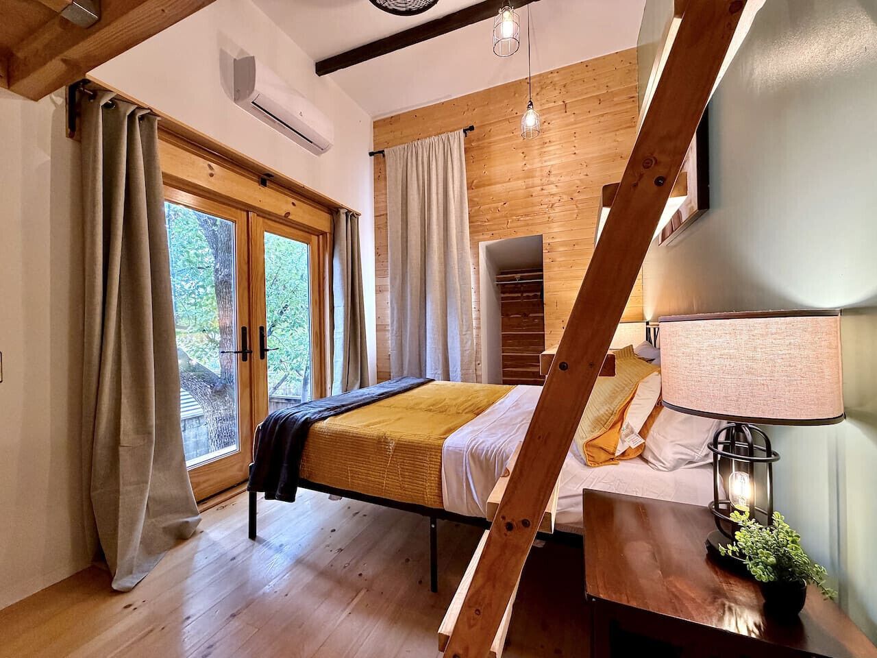 4 bedrooms, desk, iron/ironing board, WiFi