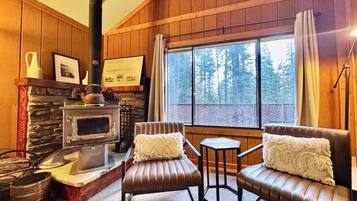 Una televisión, una chimenea