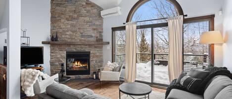 Televisión y chimenea