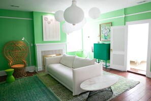 Een televisie, een open haard, videogames en een dvd-speler