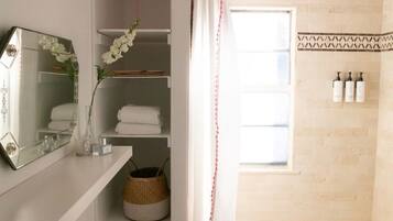 Haartrockner, Handtücher, Seife, Toilettenpapier