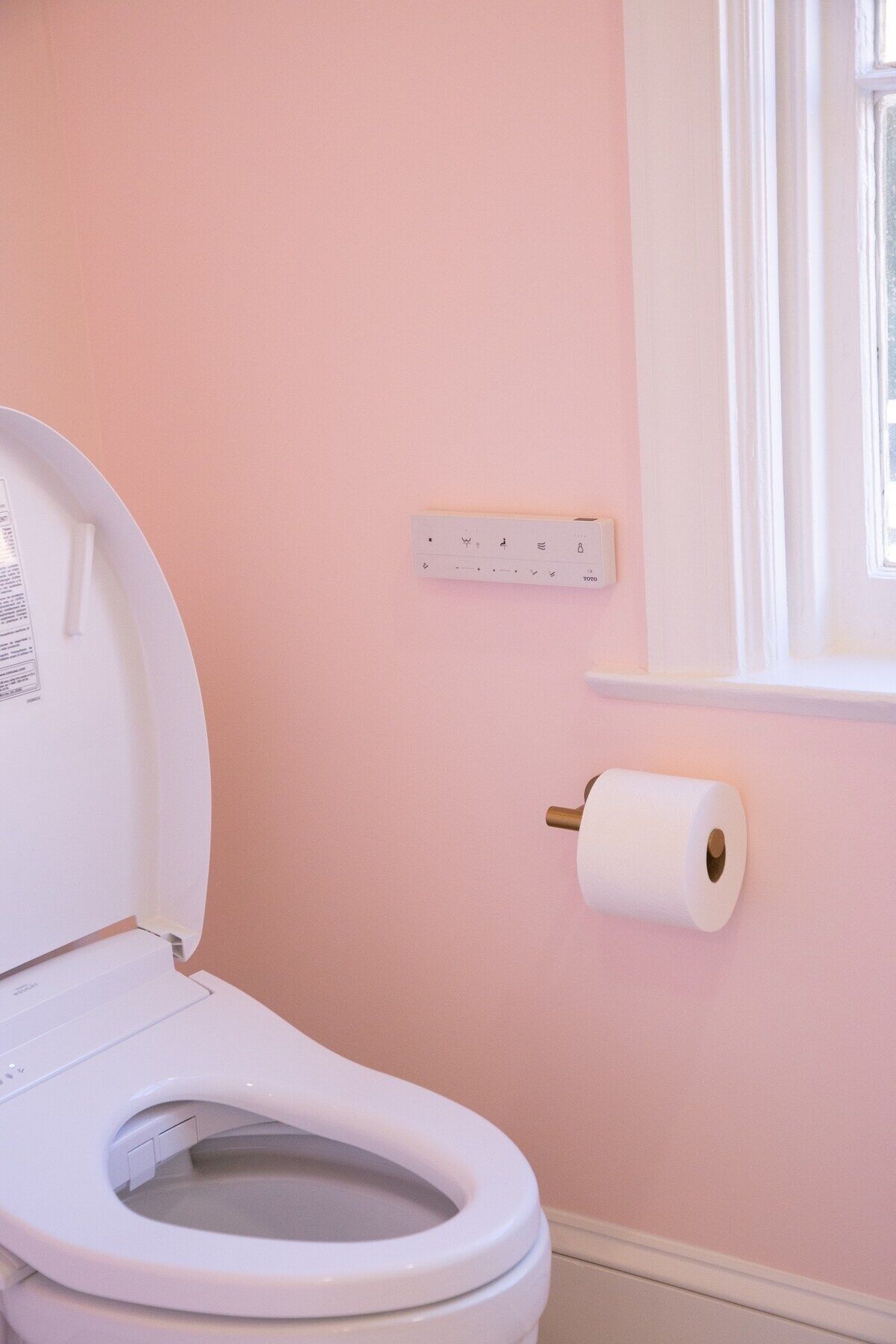 Een haardroger, handdoeken