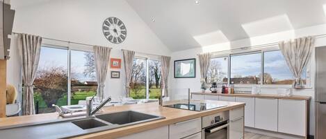 Jääkaappi, mikroaaltouuni, uuni, liesi