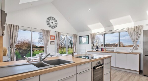 Fridge, microwave, oven, stovetop - Gîtes de France® Le cottage du parc (ROCQUEFORT)