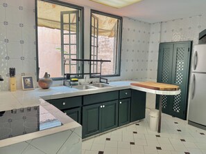 Private kitchen - Historic Apartment - Balcony in Old Town with A/C & fast wifi - Pet Friendly (Panamá)
