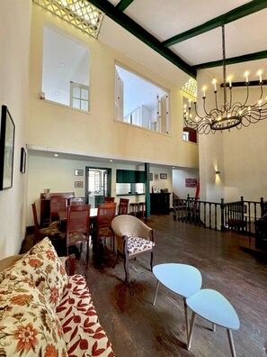 Living area - Historic Apartment - Balcony in Old Town with A/C & fast wifi - Pet Friendly (Panamá)