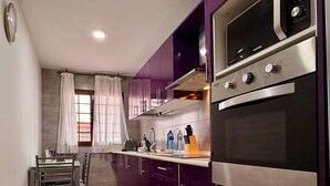 Cafetera/tetera, refrigerador, microondas, horno