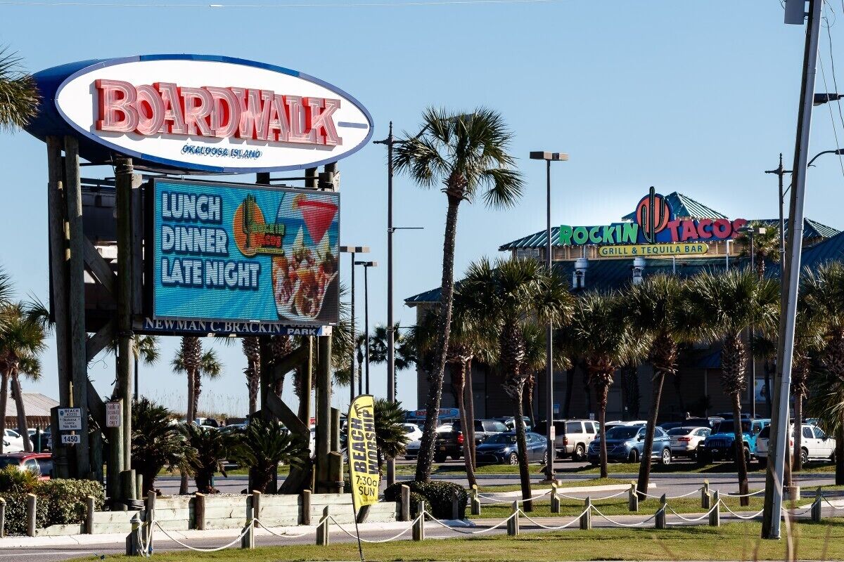 Segnaletica per Boardwalk, con un ristorante Rockin' Tacos nelle vicinanze.