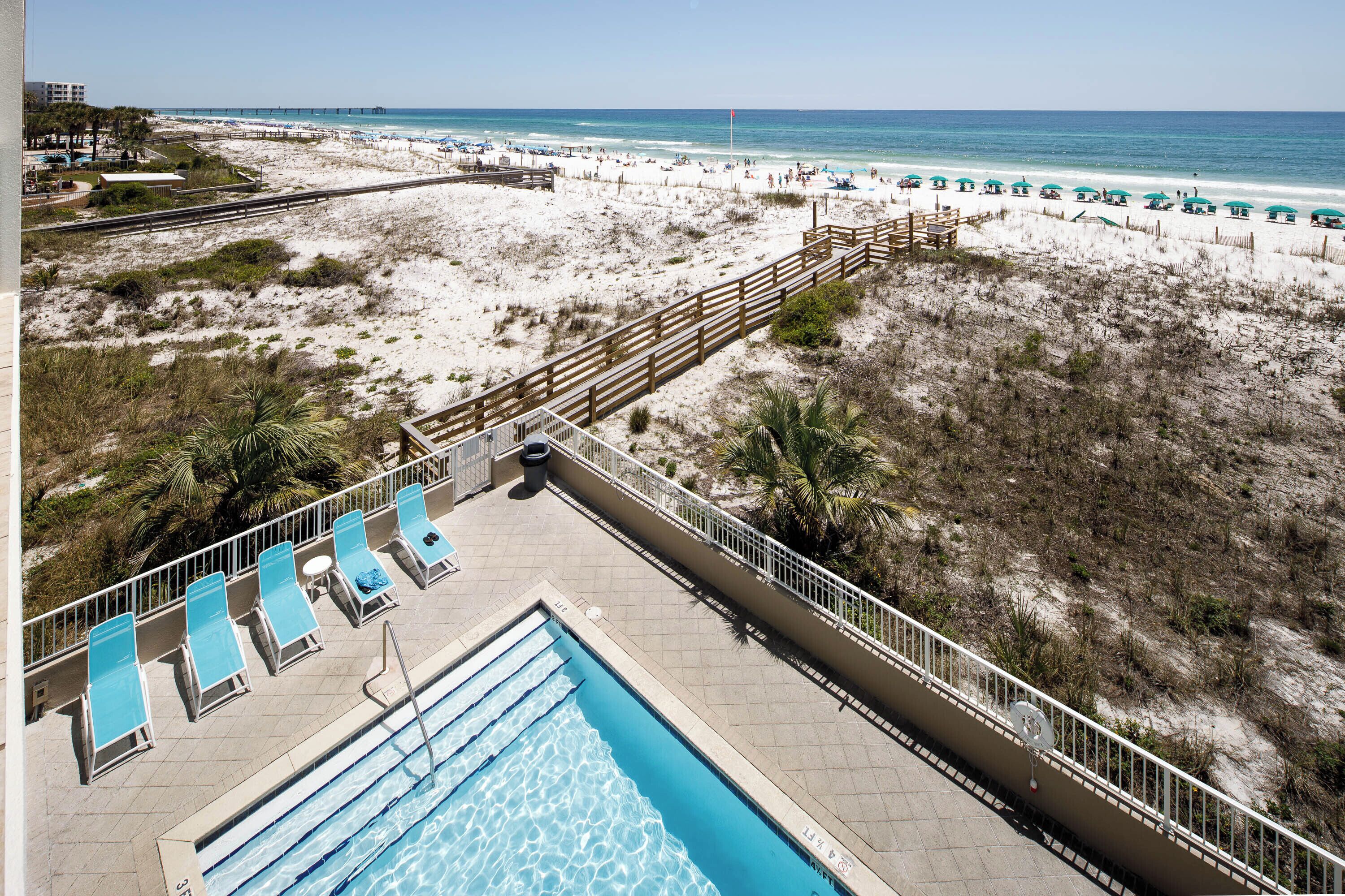 Utendørsbasseng og et oppvarmet basseng