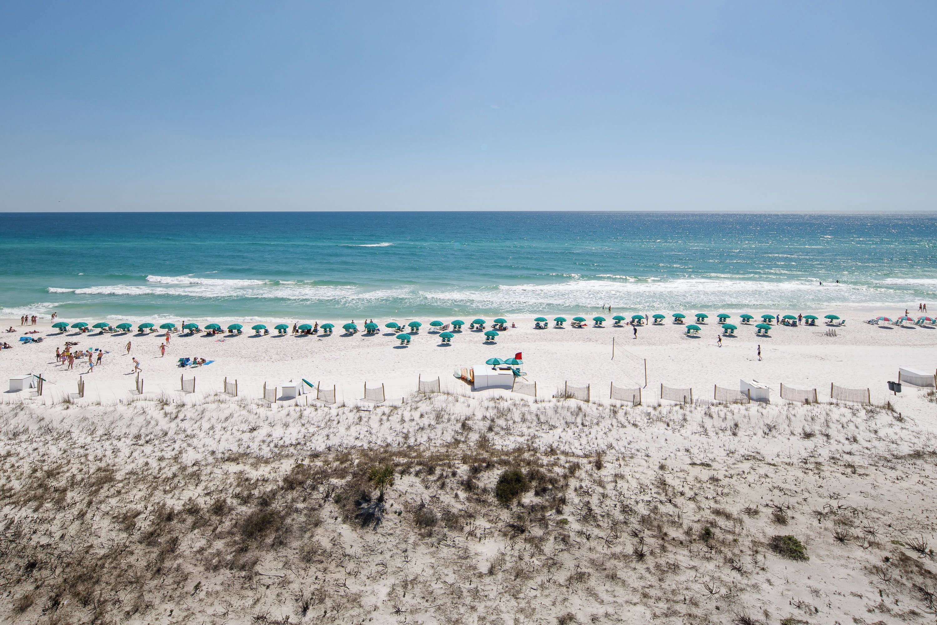 En la playa, bote de remos o canoa y pesca 