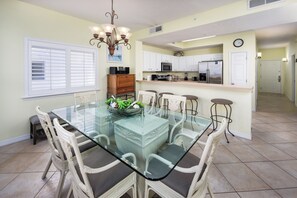 Appartement (Gulf Dunes 610 - Surfside Sanctuary) | Woonkamer | Televisie