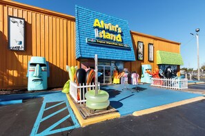 Una vetrina con un cartello che riporta la scritta "Alvin's Island Tropical Department Store".