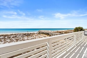 Vista sulla spiaggia con un pontile in legno e una scala che conduce alla spiaggia.