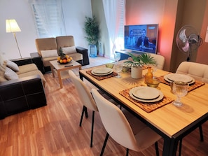 Dining - 5 minutes walking distance to the beach! Comfortable Apartment in the Center. (Santa Pola)