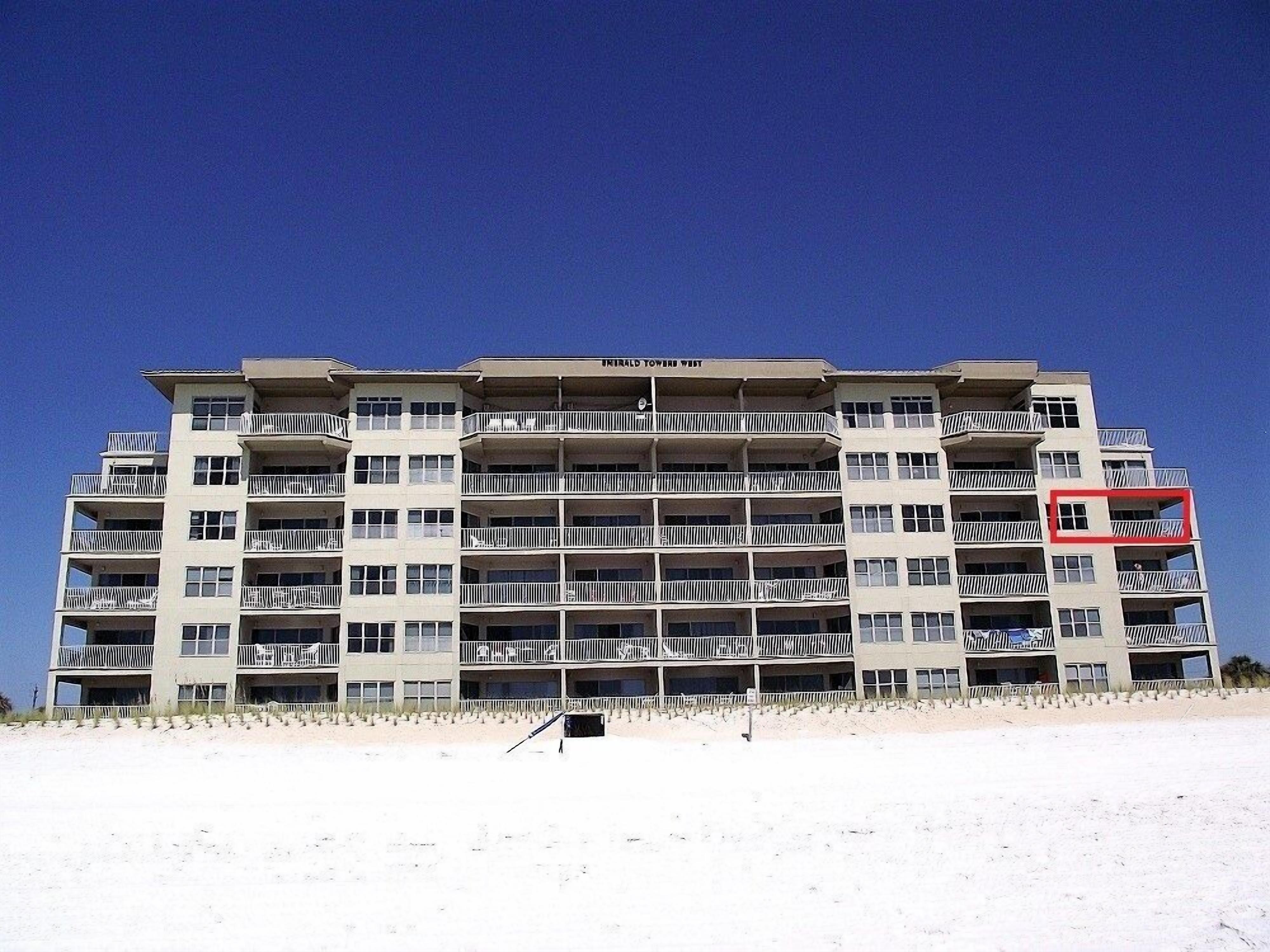 Un hôtel à plusieurs étages doté de balcons, situé près d’une plage.