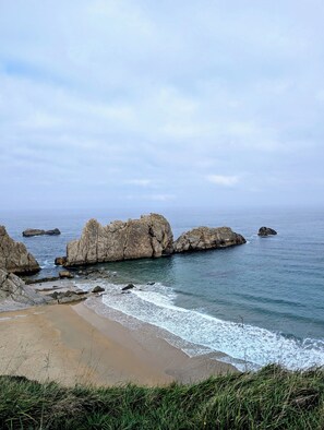 A coastal landscape with rocky formations and a sandy beach. - La Terraza del Sol (SAN JUAN DE LA CANAL)