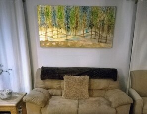 Living area - Spacious 5-bedroom house in superb Salt Lake City with AC (Salt Lake City)